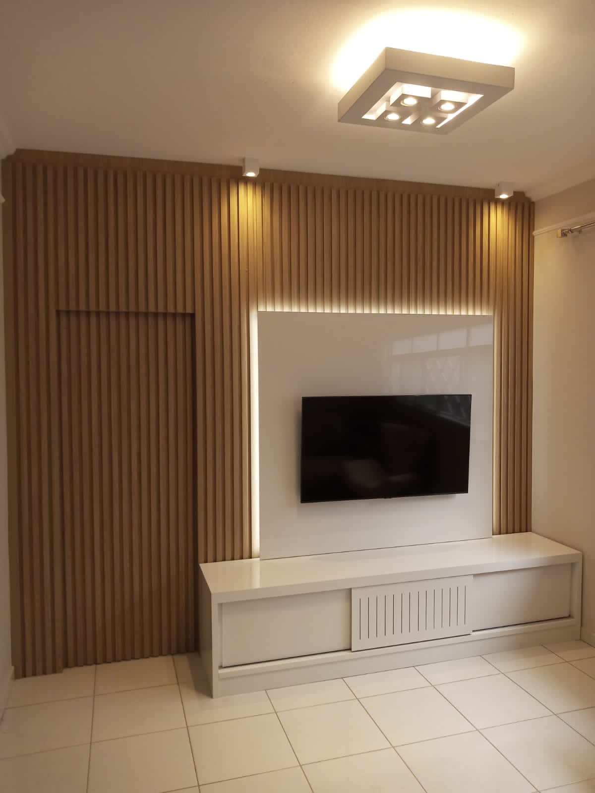 Painel planejado para sala com LED e TV desenvolvido pela Projeto Móveis em Monte Alto SP